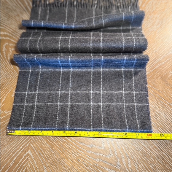 Geoffrey Beene Gray Cashme’ Scarf - Picture 3 of 4